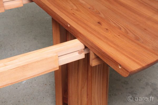 Vue du systeme de coulisse pour allonge de la table de salle a manger ronde Arno en orme massif.